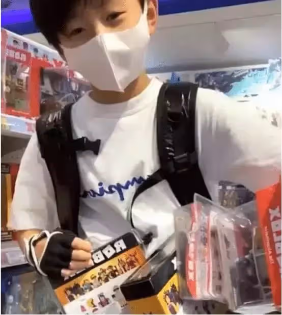 張柏芝二兒子有多帥?頭髮飄逸似霆鋒,簡單白T穿出時髦感,網友:痞帥的憂鬱王子