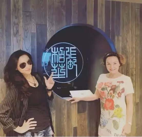 張柏芝二兒子有多帥?頭髮飄逸似霆鋒,簡單白T穿出時髦感,網友:痞帥的憂鬱王子