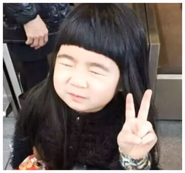 女大十八變!曾經「蠟筆小新」臉蛋的曹格女兒,如今「膚白貌美」長腿逆天:美得不敢認