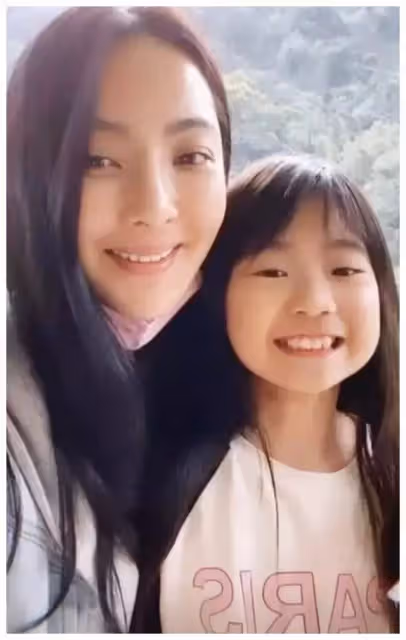 女大十八變!曾經「蠟筆小新」臉蛋的曹格女兒,如今「膚白貌美」長腿逆天:美得不敢認