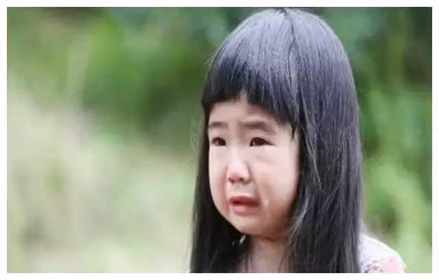 女大十八變!曾經「蠟筆小新」臉蛋的曹格女兒,如今「膚白貌美」長腿逆天:美得不敢認