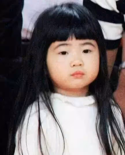 女大十八變!曾經「蠟筆小新」臉蛋的曹格女兒,如今「膚白貌美」長腿逆天:美得不敢認