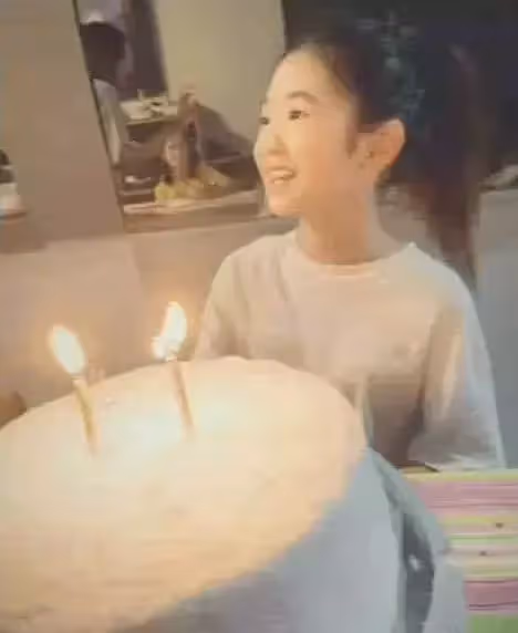 女大十八變!曾經「蠟筆小新」臉蛋的曹格女兒,如今「膚白貌美」長腿逆天:美得不敢認