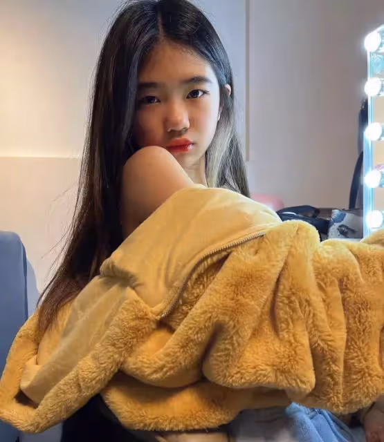 女大十八變!曾經「蠟筆小新」臉蛋的曹格女兒,如今「膚白貌美」長腿逆天:美得不敢認