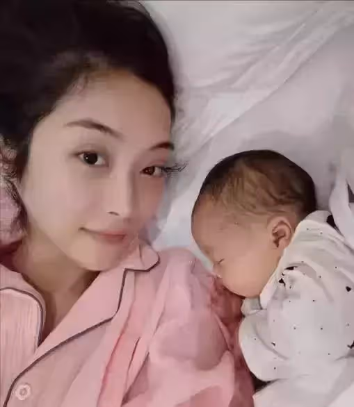 女孩瞞著母親,做試管嬰兒生下三胞胎,沒有結婚打算:喪偶式婚姻不如不要