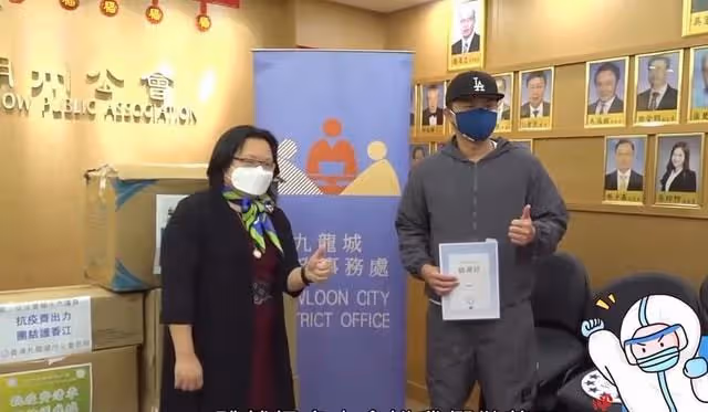 香港疫情嚴峻!知名男星攜女友做志願者,為確診病人送物資做核酸