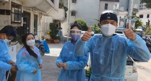 香港疫情嚴峻!知名男星攜女友做志願者,為確診病人送物資做核酸