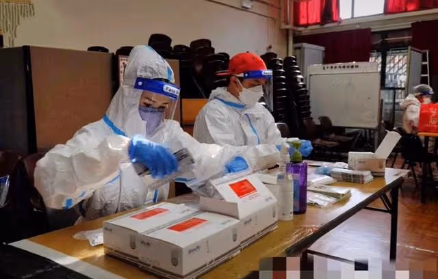 香港疫情嚴峻!知名男星攜女友做志願者,為確診病人送物資做核酸