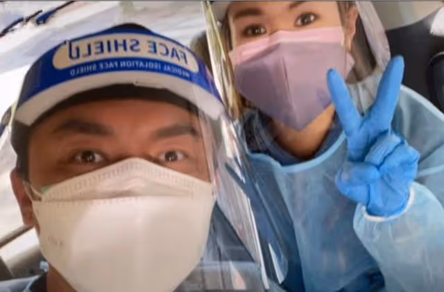 香港疫情嚴峻!知名男星攜女友做志願者,為確診病人送物資做核酸
