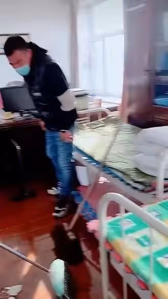 香港疫情嚴峻!知名男星攜女友做志願者,為確診病人送物資做核酸