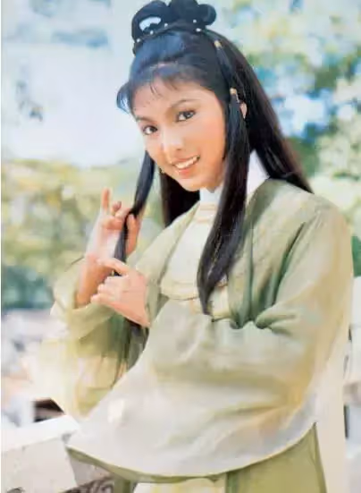 被成龍苦追8年卻遭劈腿，與男友同居26年不婚不生，男友去世後，守寡至今一生未嫁！