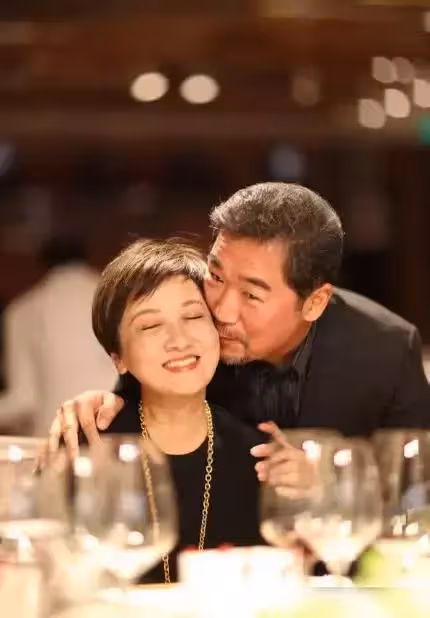 婚後丈夫出軌！原配含淚「提出一要求」轉身退出　丈夫愧疚凈身出戶「與小三結婚32年」不生子