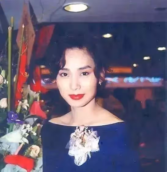 被遺忘的鄺美雲:14歲養家,38歲成億萬富翁,低調捐贈57所學校!