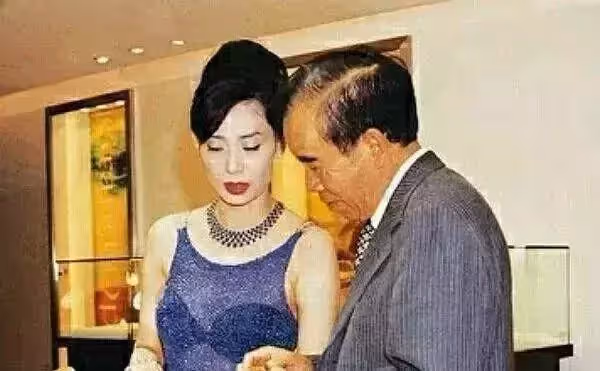 被遺忘的鄺美雲:14歲養家,38歲成億萬富翁,低調捐贈57所學校!