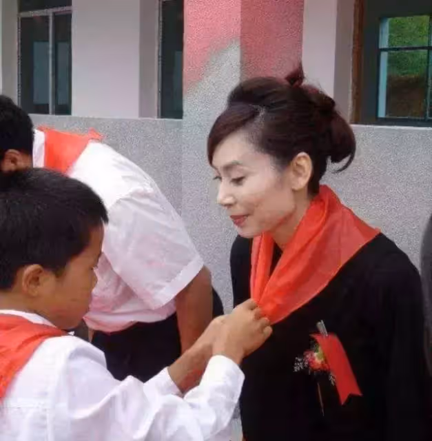 被遺忘的鄺美雲:14歲養家,38歲成億萬富翁,低調捐贈57所學校!