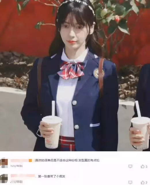 Baby新劇路透曝光!穿校服站路邊喝奶茶好清純,卻被網友吐槽裝嫩