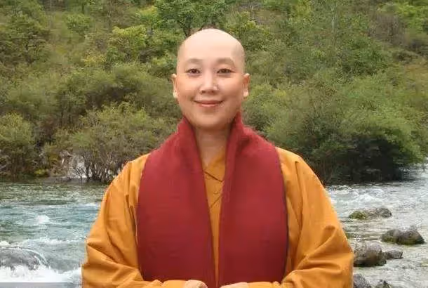 一心向佛！昔歌壇一姐事業巔峰「銷聲匿跡」入空門　一生「不婚不生」卻很幸福：我回家了