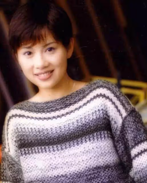 曾被經紀人騙光家產！「嫁小8歲老公」被寵成公主　「自爆不能生育」被婆婆百般嫌棄：矯情