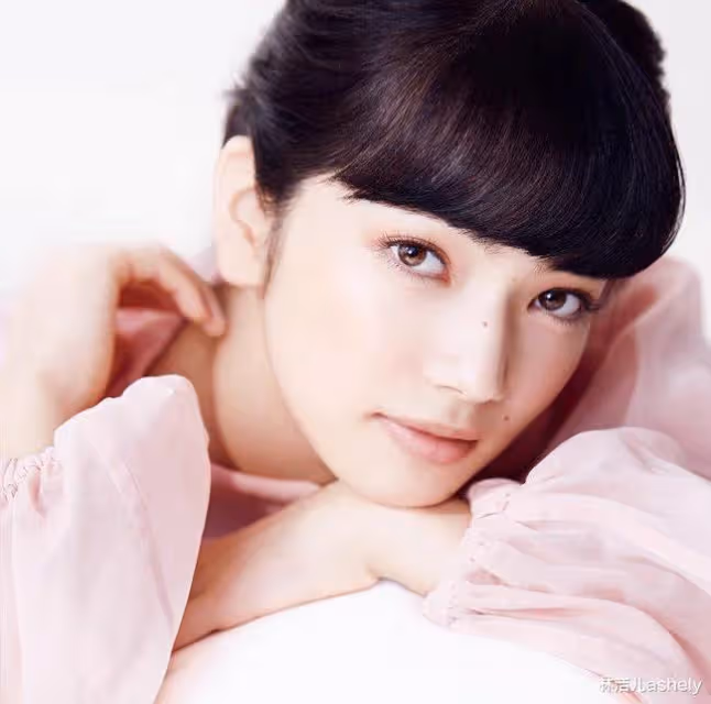 小松菜奈的「厭世感」竟能招桃花？俘獲菅田將暉，成權志龍理想型