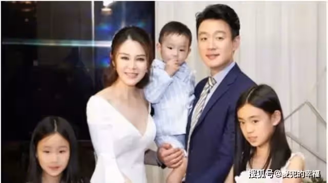 甜蜜低調師生戀!他走紅後「娶自己老師」 結婚13年零緋聞「超寵愛妻子」一家五口幸福美滿