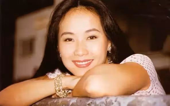 打敗林青霞兩封影后!嫁初戀34年「選擇頂客」不生育 「老公8次出軌」反替夫說話:他成就了我