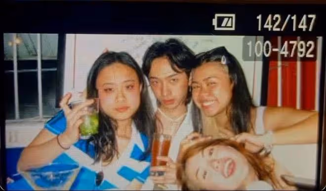 伊能靜19歲兒子異性緣佳，與三女友人相擁合影，手捧酒杯臉頰暈紅