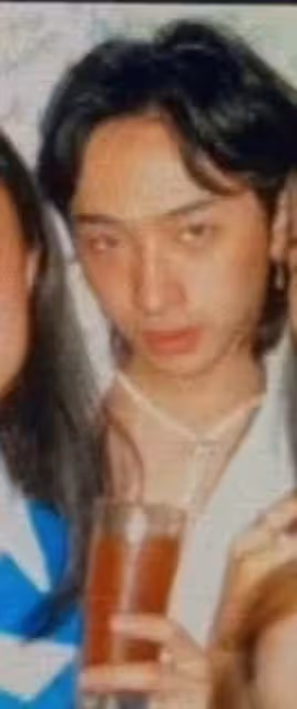伊能靜19歲兒子異性緣佳，與三女友人相擁合影，手捧酒杯臉頰暈紅