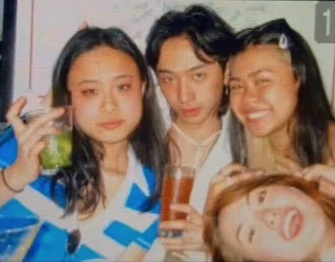 伊能靜19歲兒子異性緣佳，與三女友人相擁合影，手捧酒杯臉頰暈紅