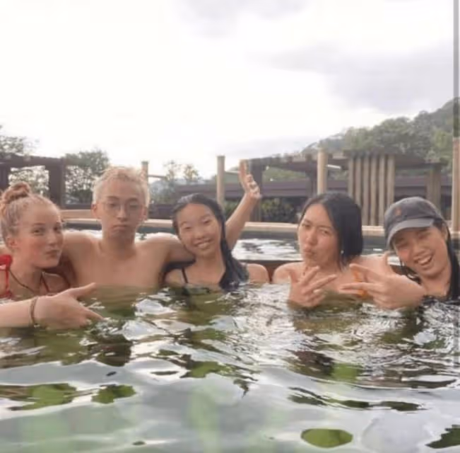 伊能靜19歲兒子異性緣佳，與三女友人相擁合影，手捧酒杯臉頰暈紅