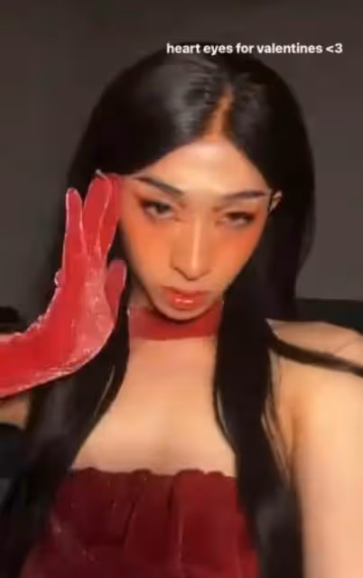 伊能靜19歲兒子異性緣佳，與三女友人相擁合影，手捧酒杯臉頰暈紅