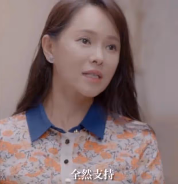 伊能靜19歲兒子異性緣佳,與三女友人相擁合影,手捧酒杯臉頰暈紅