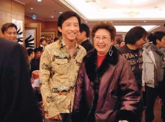 伊能靜19歲兒子異性緣佳,與三女友人相擁合影,手捧酒杯臉頰暈紅