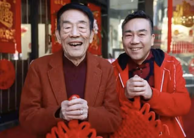 楊少華兒子風波後首發聲,與原配牽手秀恩愛,疑否認出軌有私生子