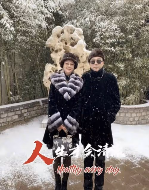 楊少華兒子風波後首發聲,與原配牽手秀恩愛,疑否認出軌有私生子
