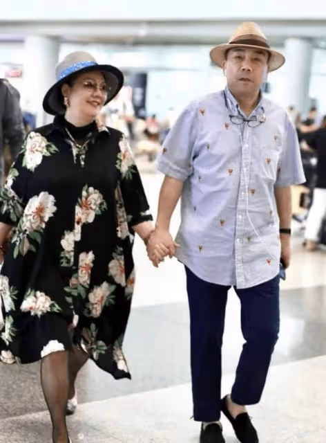 楊少華兒子風波後首發聲,與原配牽手秀恩愛,疑否認出軌有私生子