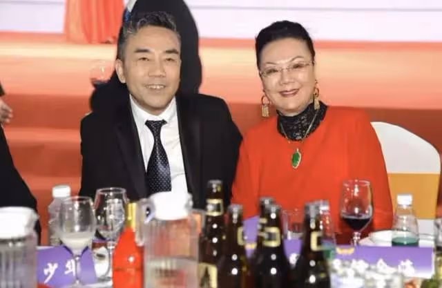 楊少華兒子風波後首發聲,與原配牽手秀恩愛,疑否認出軌有私生子