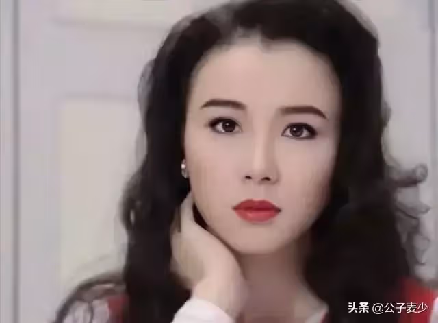 54歲蕭薔官宣新戀情！12段情史皆失敗　身材仍火辣「被嘲不看臉就行」坦然面對