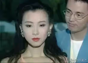 54歲蕭薔官宣新戀情！12段情史皆失敗　身材仍火辣「被嘲不看臉就行」坦然面對