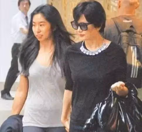 甩臉繼母林青霞!富商父再婚生子「親媽4婚4離」 她連生兩胎「甘當未婚媽媽」:父母婚姻影響孩子一生