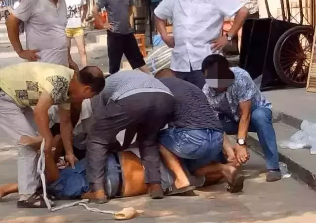 男子被親屬綁架並奪走12億家產,父母:他是神經病
