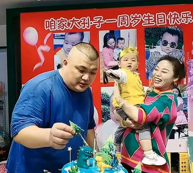 草帽姐為孫子慶生，化濃妝戴玉鐲顯富貴，兒子讀大學一月花幾萬