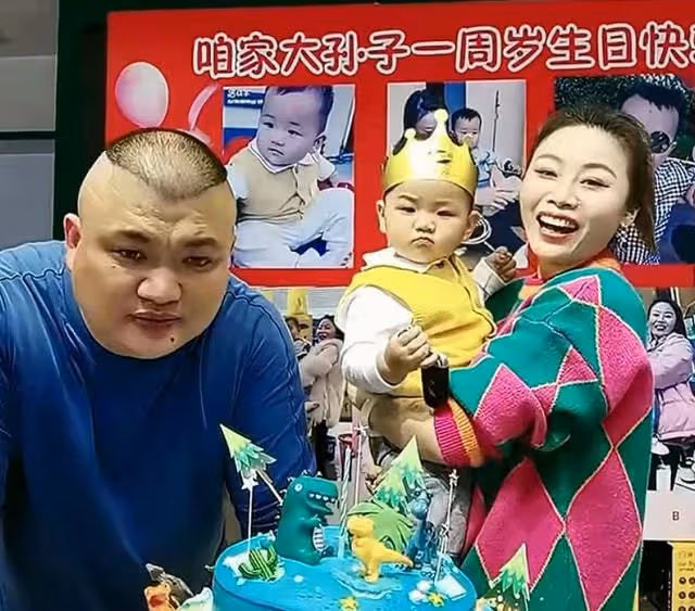 草帽姐為孫子慶生，化濃妝戴玉鐲顯富貴，兒子讀大學一月花幾萬