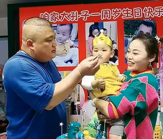 草帽姐為孫子慶生，化濃妝戴玉鐲顯富貴，兒子讀大學一月花幾萬