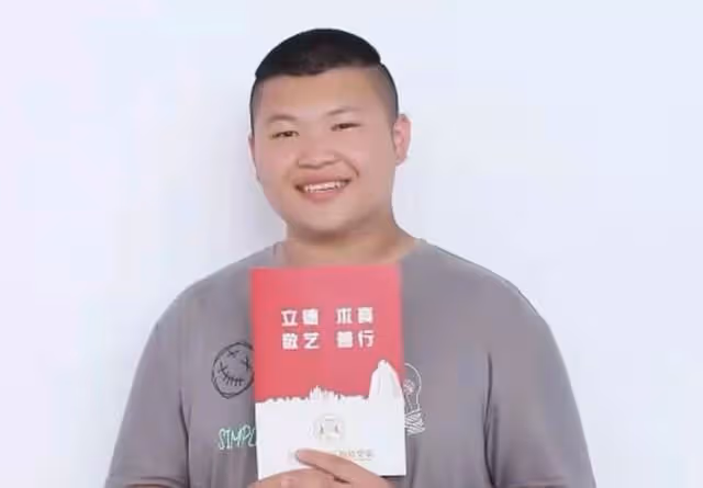 草帽姐為孫子慶生，化濃妝戴玉鐲顯富貴，兒子讀大學一月花幾萬
