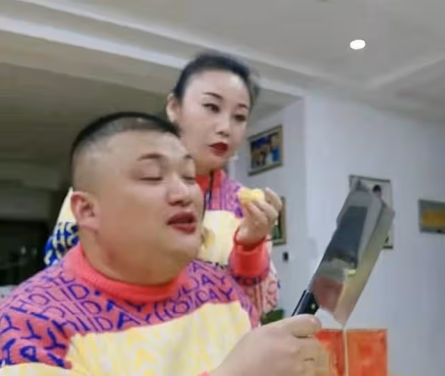 草帽姐為孫子慶生，化濃妝戴玉鐲顯富貴，兒子讀大學一月花幾萬