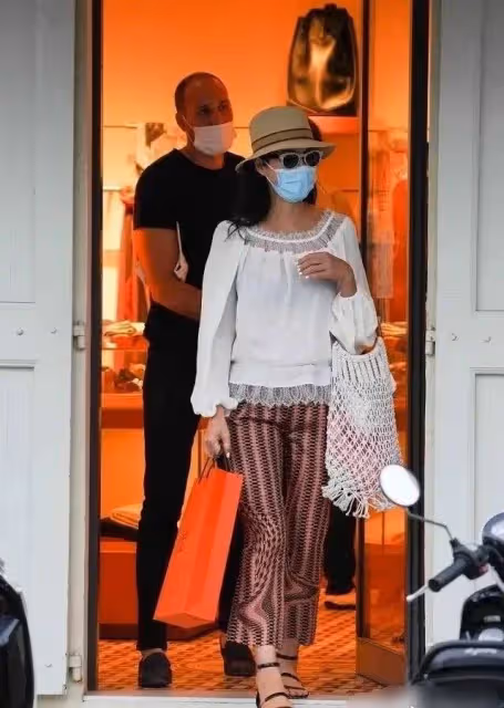 鄧文迪曬照為大女兒慶生，52歲身材纖細惹人羨，母女同框好似姐妹