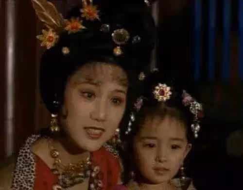 3歲的楊冪，4歲的熱巴，5歲的baby，6歲的趙麗穎，網友：7歲她「變化最大」！
