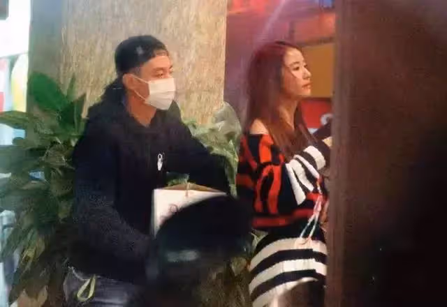 霍建華大手筆為女慶生，林心如打扮太隆重，5歲小海豚近照曝光，網：氣質太像媽