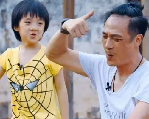 吳鎮宇兒子近照曝光!13歲費曼「五官越長越像爸」暴風抽高 「眼角傷疤超明顯」 網直呼:太心疼