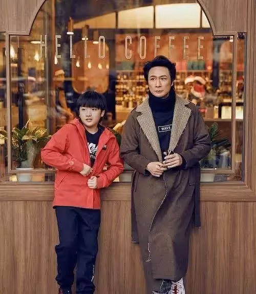 吳鎮宇兒子近照曝光!13歲費曼「五官越長越像爸」暴風抽高 「眼角傷疤超明顯」 網直呼:太心疼